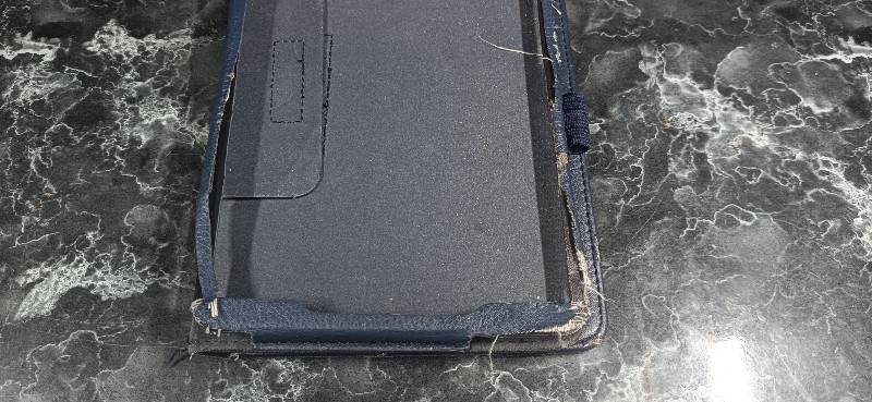 使い古したタブレットカバー