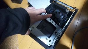 各パーツをフックなどに引っかけ取り付けてるところ