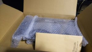 宅急便の箱開封中