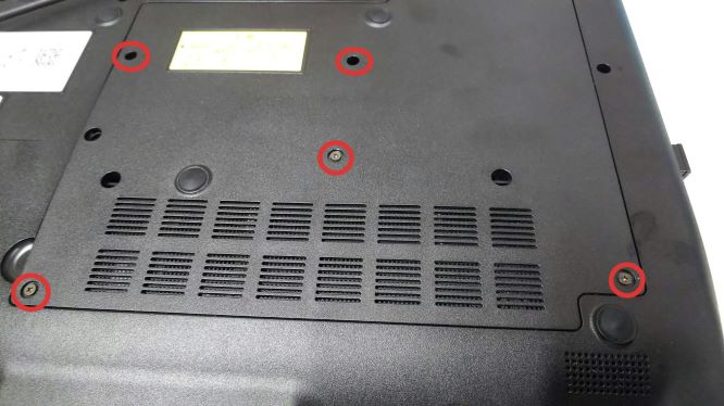 メンテナンス用裏蓋のネジ位置