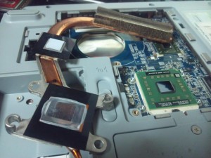 ＣＰＵ四隅のネジを外しヒートシンクを撤去