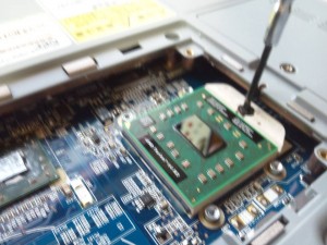 CPUはマイナスの精密ドライバーでロックを外す