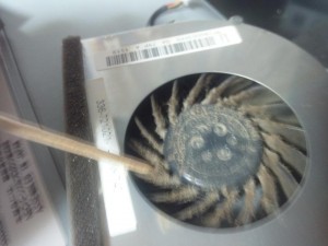 爪楊枝を使って放熱ファンのほこりを除去