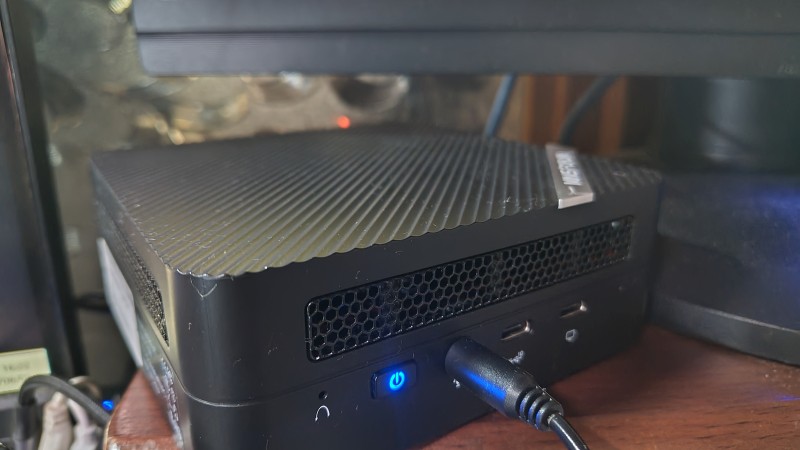 ミニPC MINISFORUM UM560XT