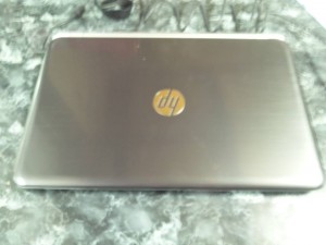 中央にHPのロゴ