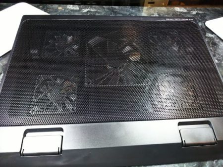 手前の爪を立ててPCを保持