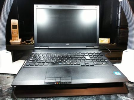 ノートクーラーにPCを乗せたところ