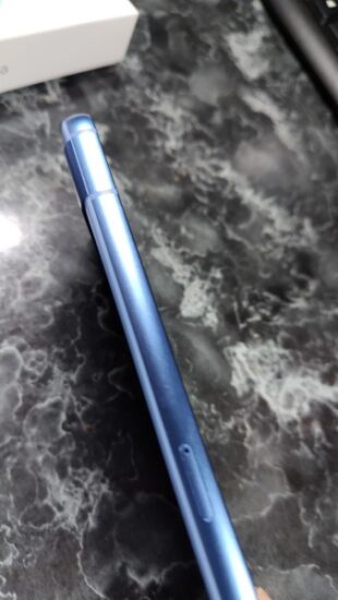 Google Pixel 8a左側面