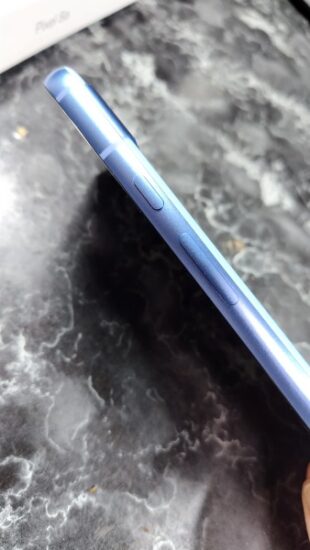 Google Pixel 8a右側面