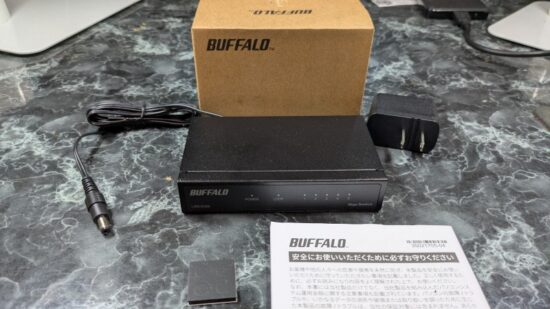スイッチングハブを箱から出したところ