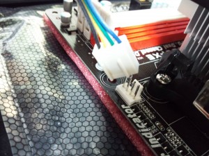 CPUファンの電源コード