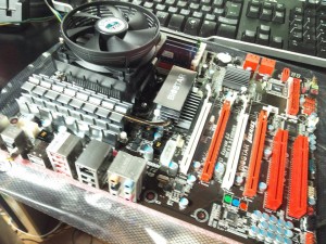 CPUとメモリを取り付けたマザーボード